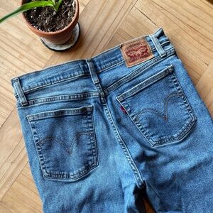 Levi’s High Waisted Jeans, Size 29
